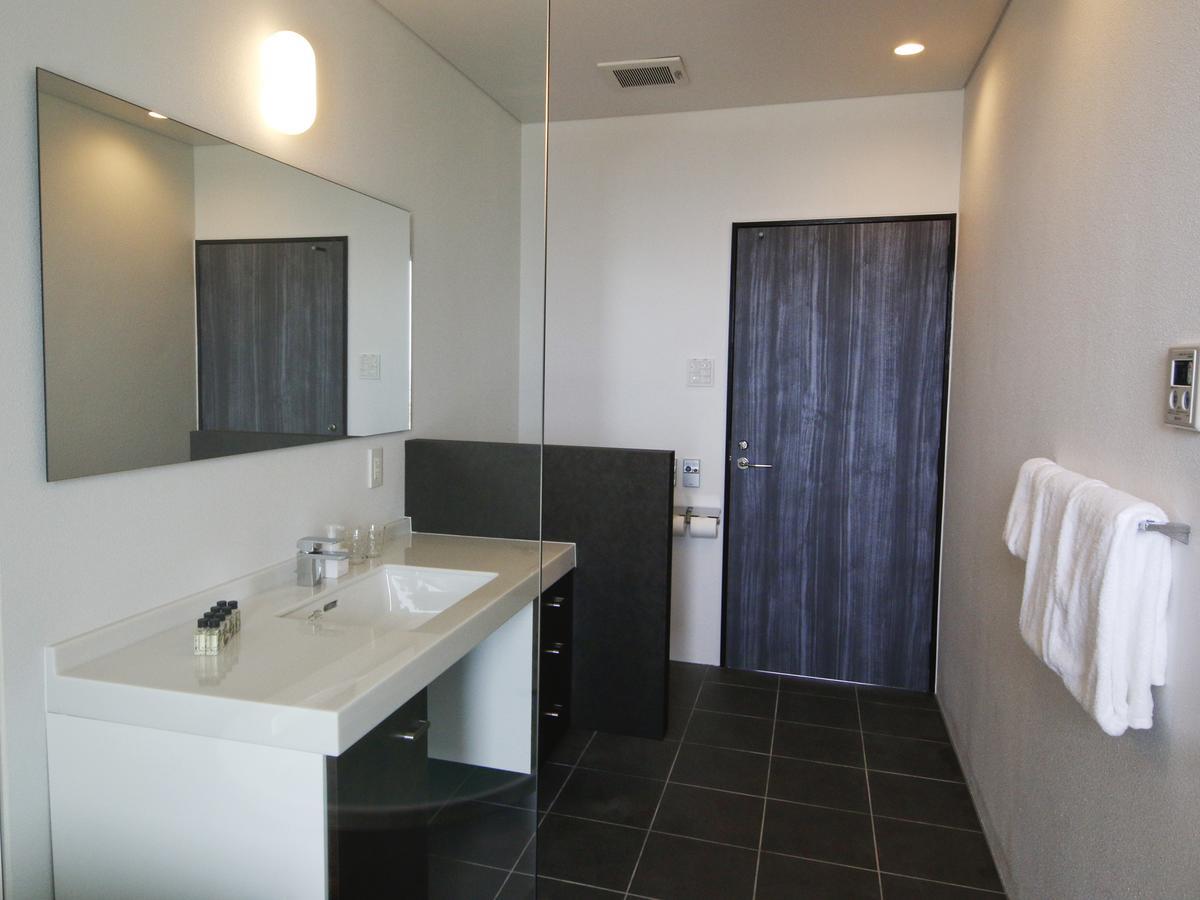 Transit Overnight Hotel Йомитан Екстериор снимка