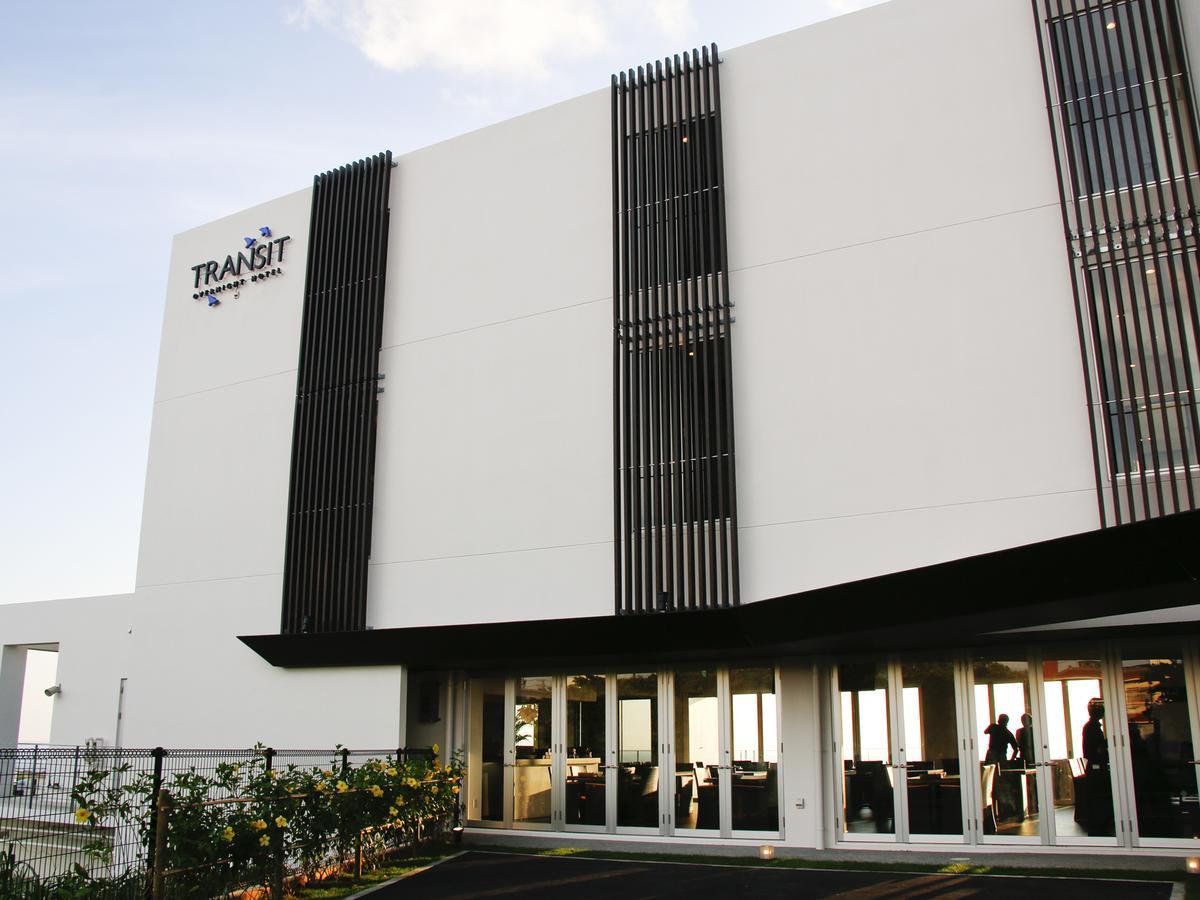 Transit Overnight Hotel Йомитан Екстериор снимка